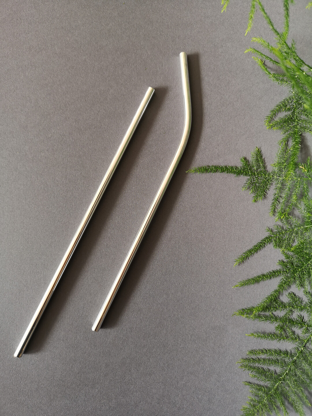 Trinkhalm aus Feinsilbe mit Etui. Gerade als auch leicht geboren