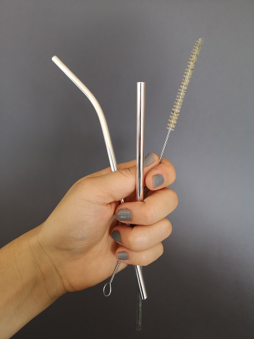 Trinkhalm aus Feinsilbe mit Etui. Mit Reinigungsbürste.